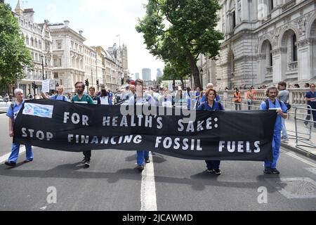 London, Großbritannien. 11.. Juni 2022. Dies ist ein gesundheitlicher Notstandsprotest von Extinction Rebellion Ärzten und anderen medizinischen Mitarbeitern außerhalb der Downing Street Nr. 10. Kredit: JOHNNY ARMSTEAD/Alamy Live Nachrichten Stockfoto