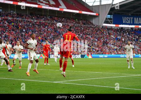 Gareth Bale aus Wales führt den Ball während des UEFA Nations League-Spiels zwischen Wales und Belgien im Cardiff City Stadium, Cardiff, Wales am 11. Juni 2022 an. Foto von Scott Boulton. Nur zur redaktionellen Verwendung, Lizenz für kommerzielle Nutzung erforderlich. Keine Verwendung bei Wetten, Spielen oder Veröffentlichungen einzelner Clubs/Vereine/Spieler. Kredit: UK Sports Pics Ltd/Alamy Live Nachrichten Stockfoto