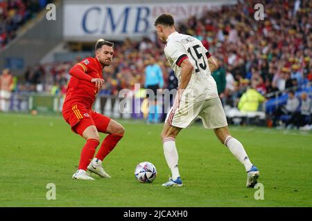 Aaron Ramsey aus Wales tritt am 11. Juni 2022 im Cardiff City Stadium in Cardiff, Wales, gegen Thomas Meunier aus Belgien während des UEFA Nations League-Spiels zwischen Wales und Belgien an. Foto von Scott Boulton. Nur zur redaktionellen Verwendung, Lizenz für kommerzielle Nutzung erforderlich. Keine Verwendung bei Wetten, Spielen oder Veröffentlichungen einzelner Clubs/Vereine/Spieler. Kredit: UK Sports Pics Ltd/Alamy Live Nachrichten Stockfoto