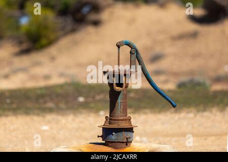 Alte Pumpe zur Wassergewinnung aus dem Feld in der Türkei Stockfoto