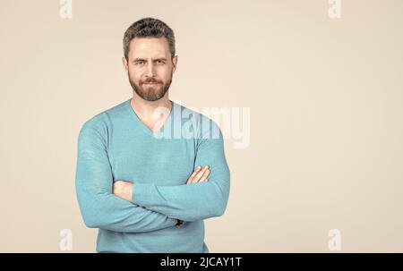 Schöner Mann in Freizeitkleidung hat grizzled Haar. Erfolgreicher Mann auf grauem Hintergrund. Stockfoto