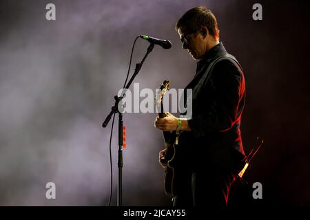 Paul Banks von der amerikanischen Rockband Interpol tritt auf der NOS-Bühne während des NOS Primavera Sound 2022 am 11. Juni 2022 in Porto, Portugal, auf. Stockfoto