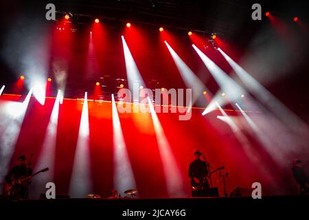 Die amerikanische Rockband Interpol tritt während des NOS Primavera Sound 2022 am 11. Juni 2022 in Porto, Portugal, auf der NOS-Bühne auf. Stockfoto