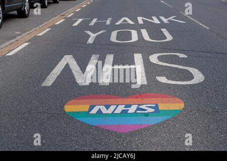 Slough, Großbritannien. 9.. Juni 2022. Ein Dankeschön-NHS-Schild auf der Straße in der Nähe des Wexham Park Hospital. Es wird berichtet, dass die Zahl der geschätzten positiven Covid-19-Fälle in ganz Großbritannien mit Beginn einer neuen Welle erneut ansteigt. Quelle: Maureen McLean/Alamy Stockfoto