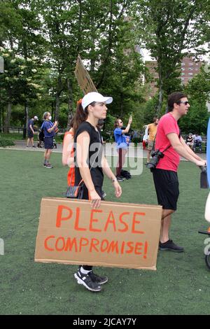 New York, New York, USA. 11.. Juni 2022. 8. Juni 2022 NEW YORK - März für Our Lives Gun Control Rally. Tausende von Marschern gingen in New York City auf die Straße nach den undenkbaren Waffentragödien in Uvalde und Buffalo führen Anhänger der Waffenreform den Kampf zurück auf die Straße, um von den Gesetzgebern zu fordern, dass sie handeln, um Leben zu retten. (Bild: © Bruce Cotler/ZUMA Press Wire) Stockfoto