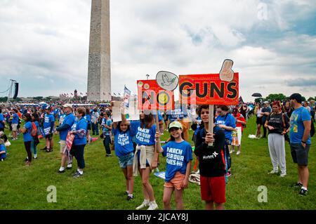 Washington DC, USA. 11. Juni 2022. Die Demonstranten nehmen an dem Protest gegen Waffengewalt im Rahmen des Marsches für unser Leben Teil. Kirk Treakle/Alamy Live News. Stockfoto