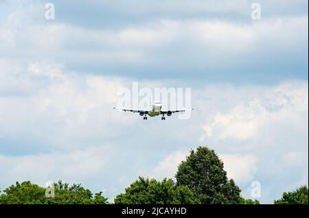 Flugzeuge, die am Flughafen landen Stockfoto
