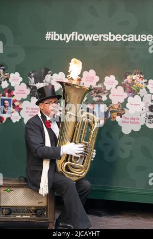 Flammender Tuba: Christopher, ein Straßenunterhalter und Straßenbusker, der eine Tuba spielt, die Feuer schießt Stockfoto