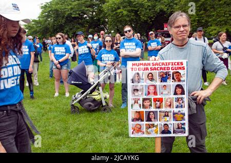 Washington DC, USA. 11. Juni 2022. Die Demonstranten nehmen an dem Protest gegen Waffengewalt im Rahmen des Marsches für unser Leben Teil. Kirk Treakle/Alamy Live News. Stockfoto