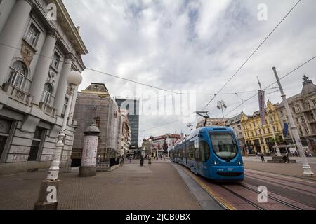 Bild einer Zagreber Straßenbahn, Crotram TMK 2200 in der Nähe des Platzes Trg bana jelacica auf der Linie 12. Das Straßenbahnnetz von Zagreb wird von der Zagrebacki elektricni tra betrieben Stockfoto