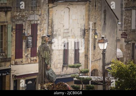 Bild der Statue des Cyrano de Bergerac auf dem Place de la Mirpe in bergerac. Es wurde 2000 von mauro Corda entworfen und ist dem Theater Edmond Rostand gewidmet Stockfoto