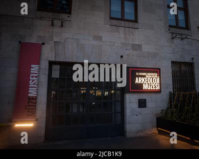 Bild des istanbuler Archäologiemuseums, am Haupteingang, in der Nacht. Die Istanbuler Archäologiemuseen oder istanbul Arkeoloji Müzeleri sind Stockfoto