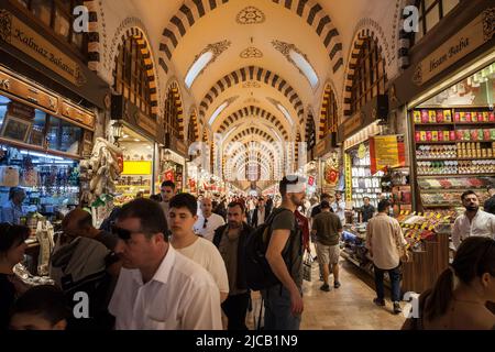 Bild einer Menschenmenge im ägyptischen Basar von Istanbul, Türkei. Der Gewürzbasar in Istanbul, Türkei, ist einer der größten Basare der Stadt. Befindet Stockfoto