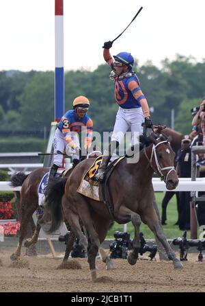 Elmont, Usa. 11.. Juni 2022. Jockey Irad Ortiz, Jr. befreit Mo Donegal reagiert, nachdem er am Samstag, den 11. Juni 2022, in Elmont, New York, die Belmont-Beteiligung von 154. gewonnen hat. Foto von Mark Abraham/UPI Credit: UPI/Alamy Live News Stockfoto