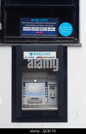 Beaconsfield, Großbritannien. 10.. Juni 2022. Barclays Bank in Beaconsfield. Nach der Covid-19-Pandemie schließen immer mehr High-Street-Banken und Baugesellschaften dauerhaft. Die Lloyds Bank-Niederlassung in Beaconsfield wird geschlossen, ebenso wie die Halifax Building Society, Barclays, HSBC und Nat West werden jedoch in der Stadt bleiben. Quelle: Maureen McLean/Alamy Stockfoto