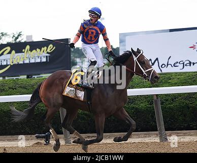 Elmont, Usa. 11.. Juni 2022. Jockey Irad Ortiz, Jr. befreit Mo Donegal reagiert, nachdem er am Samstag, den 11. Juni 2022, in Elmont, New York, die Belmont-Beteiligung von 154. gewonnen hat. Foto von Mark Abraham/UPI Credit: UPI/Alamy Live News Stockfoto