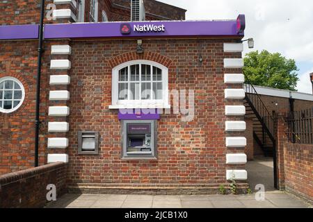 Beaconsfield, Großbritannien. 10.. Juni 2022. Das Nat West Bank in Beaconsfield. Nach der Covid-19-Pandemie schließen immer mehr High-Street-Banken und Baugesellschaften dauerhaft. Die Lloyds Bank-Niederlassung in Beaconsfield wird geschlossen, ebenso wie die Halifax Building Society, Barclays, HSBC und Nat West werden jedoch in der Stadt bleiben. Quelle: Maureen McLean/Alamy Stockfoto