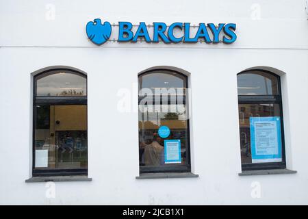 Beaconsfield, Großbritannien. 10.. Juni 2022. Barclays Bank in Beaconsfield. Nach der Covid-19-Pandemie schließen immer mehr High-Street-Banken und Baugesellschaften dauerhaft. Die Lloyds Bank-Niederlassung in Beaconsfield wird geschlossen, ebenso wie die Halifax Building Society, Barclays, HSBC und Nat West werden jedoch in der Stadt bleiben. Quelle: Maureen McLean/Alamy Stockfoto