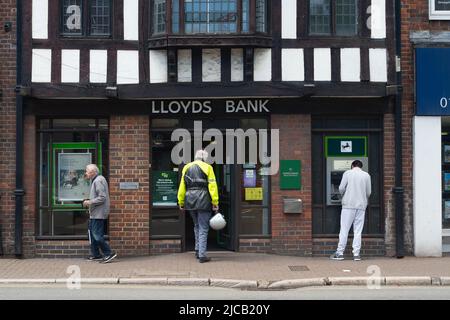 Beaconsfield, Großbritannien. 10.. Juni 2022. Die Filiale der Lloyds Bank in Beaconsfield wird am 29.. Juni 2022 geschlossen. Nach der Covid-19-Pandemie schließen immer mehr High-Street-Banken und Baugesellschaften dauerhaft. Die Lloyds Bank-Niederlassung in Beaconsfield wird geschlossen, ebenso wie die Halifax Building Society, Barclays, HSBC und Nat West werden jedoch in der Stadt bleiben. Quelle: Maureen McLean/Alamy Stockfoto