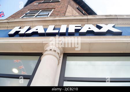 Beaconsfield, Großbritannien. 10.. Juni 2022. Die Halifax Building Society schließt am 28.. Juli 2022. Nach der Covid-19-Pandemie schließen immer mehr High-Street-Banken und Baugesellschaften dauerhaft. Die Lloyds Bank-Niederlassung in Beaconsfield wird geschlossen, ebenso wie die Halifax Building Society, Barclays, HSBC und Nat West werden jedoch in der Stadt bleiben. Quelle: Maureen McLean/Alamy Stockfoto