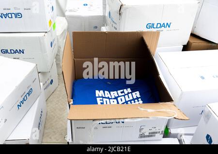 Washington, Vereinigte Staaten Von Amerika. 11.. Juni 2022. Kisten von March for Our Lives Shirts in Washington, DC am Samstag, 11. Juni 2022. Quelle: Julia Nikhinson/CNP/Sipa USA Quelle: SIPA USA/Alamy Live News Stockfoto