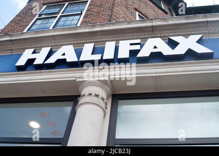 Beaconsfield, Großbritannien. 10.. Juni 2022. Die Halifax Building Society schließt am 28.. Juli 2022. Nach der Covid-19-Pandemie schließen immer mehr High-Street-Banken und Baugesellschaften dauerhaft. Die Lloyds Bank-Niederlassung in Beaconsfield wird geschlossen, ebenso wie die Halifax Building Society, Barclays, HSBC und Nat West werden jedoch in der Stadt bleiben. Quelle: Maureen McLean/Alamy Stockfoto