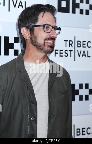 NEW YORK, NY, USA - 10. JUNI 2022: Ray Romano beim „Somewhere in Queens“ 2022 Tribeca Film Festival (Foto: Miro Vrlik/Pacific Press) Stockfoto