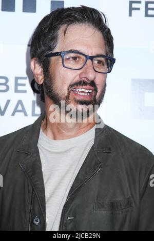 NEW YORK, NY, USA - 10. JUNI 2022: Ray Romano beim „Somewhere in Queens“ 2022 Tribeca Film Festival (Foto: Miro Vrlik/Pacific Press) Stockfoto