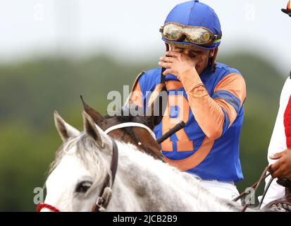 Elmont, Usa. 11.. Juni 2022. Jockey Irad Ortiz, Jr. befreit Mo Donegal reagiert, nachdem er am Samstag, den 11. Juni 2022, in Elmont, New York, die Belmont-Beteiligung von 154. gewonnen hat. Foto von John Angelillo/UPI Credit: UPI/Alamy Live News Stockfoto