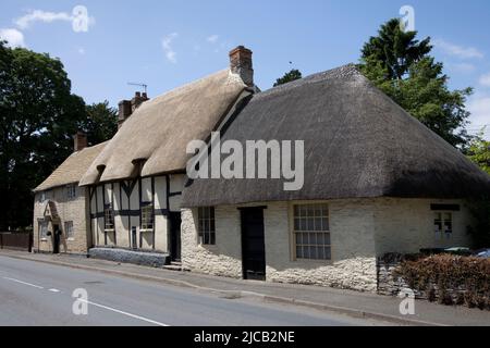 Alte Hütten mit attraktiven Strohdächern Middle Mickleton Worcestershire UK Stockfoto