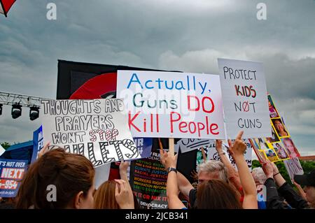 Washington DC, USA. 11. Juni 2022. Die Demonstranten nehmen an dem Protest gegen Waffengewalt im Rahmen des Marsches für unser Leben Teil. Kirk Treakle/Alamy Live News. Stockfoto