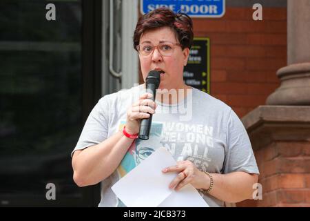 Bloomsburg, Usa. 11.. Juni 2022. Heather Hackenberg aus Danville spricht am 11. Juni 2022 bei einer Kundgebung zum Marsch für unser Leben in Bloomsburg, Pennsylvania. Die Kundgebung war eine von Hunderten, die in den Vereinigten Staaten nach mehreren Massenerschießungen der letzten Zeit abgehalten wurden. (Foto von Paul Weaver/Sipa USA) Quelle: SIPA USA/Alamy Live News Stockfoto