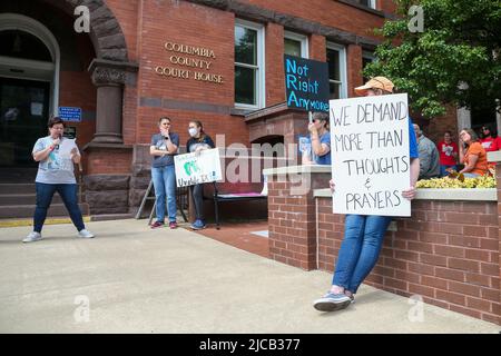 Bloomsburg, Usa. 11.. Juni 2022. Am 11. Juni 2022 halten Menschen bei einer Kundgebung zum Marsch für unser Leben in Bloomsburg, Pennsylvania, Zeichen. Die Kundgebung war eine von Hunderten, die in den Vereinigten Staaten nach mehreren Massenerschießungen der letzten Zeit abgehalten wurden. (Foto von Paul Weaver/Sipa USA) Quelle: SIPA USA/Alamy Live News Stockfoto