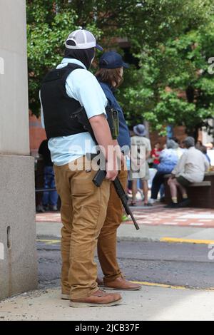 Bloomsburg, Usa. 11.. Juni 2022. Zwei Gegendemonstler, von denen einer ein Gewehr im Stil AR-15 hält, sehen sich am 11. Juni 2022 eine Kundgebung in Bloomsburg, Pennsylvania, an. (Foto von Paul Weaver/Sipa USA) Quelle: SIPA USA/Alamy Live News Stockfoto