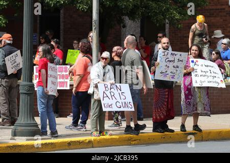 Bloomsburg, Usa. 11.. Juni 2022. Am 11. Juni 2022 halten Menschen bei einer Kundgebung zum Marsch für unser Leben in Bloomsburg, Pennsylvania, Zeichen. Die Kundgebung war eine von Hunderten, die in den Vereinigten Staaten nach mehreren Massenerschießungen der letzten Zeit abgehalten wurden. (Foto von Paul Weaver/Sipa USA) Quelle: SIPA USA/Alamy Live News Stockfoto