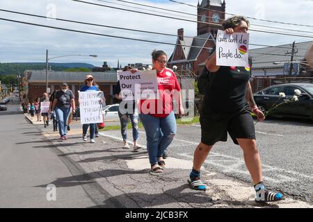 Bloomsburg, Usa. 11.. Juni 2022. Am 11. Juni 2022 halten Menschen bei einer Kundgebung zum Marsch für unser Leben in Bloomsburg, Pennsylvania, Zeichen. Die Kundgebung war eine von Hunderten, die in den Vereinigten Staaten nach mehreren Massenerschießungen der letzten Zeit abgehalten wurden. (Foto von Paul Weaver/Sipa USA) Quelle: SIPA USA/Alamy Live News Stockfoto