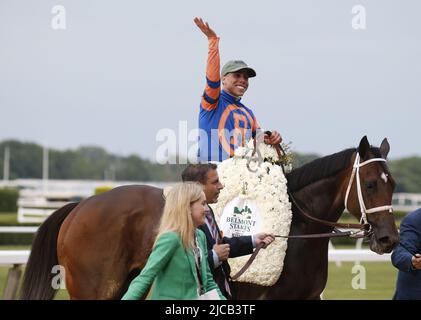 Elmont, Usa. 11.. Juni 2022. Jockey Irad Ortiz, Jr. befreit Mo Donegal reagiert, nachdem er am Samstag, den 11. Juni 2022, in Elmont, New York, die Belmont-Beteiligung von 154. gewonnen hat. Foto von John Angelillo/UPI Credit: UPI/Alamy Live News Stockfoto