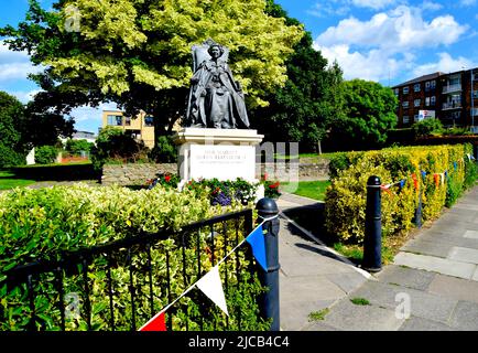 11/06/2022 Gravesend UK Ein sonniger Samstagnachmittag in der Stadt Gravesend in Kent. Um den Portland-Steinsockel von H sind neue Blumenkästen erschienen Stockfoto