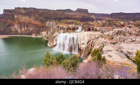 Frühling an den Shoshone Falls in Idaho von felsigen Klippen Stockfoto