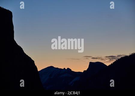 Silhouette des Yosemite aus dem Tunnelblick vor Sonnenaufgang Stockfoto