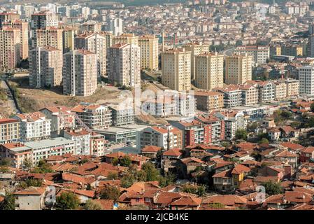 Ankara, Türkei. 17.. November 2020. Das moderne Gebäude wird neben verkommenen traditionellen Wohnhäusern in Ankara, der türkischen Hauptstadt, gebaut. (Bild: © John Wreford/SOPA Images via ZUMA Press Wire) Stockfoto