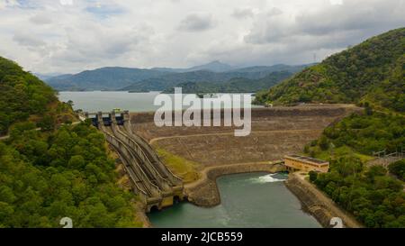 Damm- und Wasserkraftwerk in der bergigen Provinz. Randenigala, Sri Lanka. Stockfoto