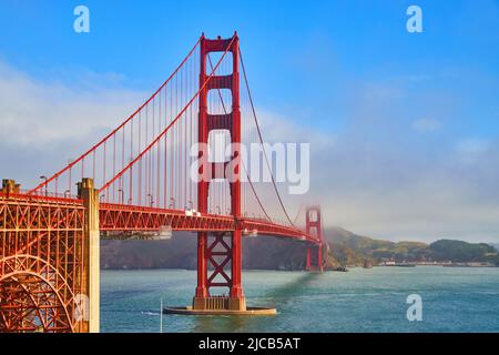 Red Golden Gate Bridge in Kalifornien während des lebhaften nebligen Morgens Stockfoto