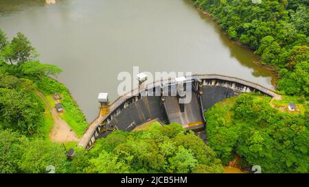 Wasserdamm und Stausee, Erzeugung von Wasserkraft Strom erneuerbare Energie. Sri Lanka. Stockfoto