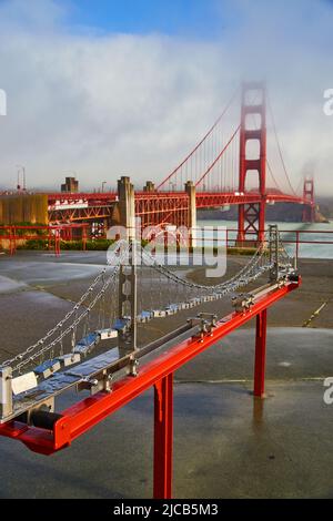 Miniatur Golden Gate Bridge neben einer echten Brücke am nebligen Morgen Stockfoto