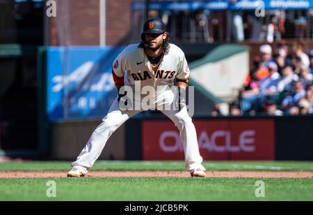 Juni 11 2022 San Francisco CA, USA San Francisco Shortstop Brandon Crawford (35) auf Basis während des MLB-Spiels zwischen den Los Angeles Dodgers und den San Francisco Giants im Oracle Park San Francisco Calif. Thurman James/CSM Stockfoto