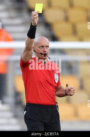 Wolverhampton, England, 11.. Juni 2022. Schiedsrichter Szymon Marciniak zeigt beim Spiel der UEFA Nations League in Molineux, Wolverhampton, eine gelbe Karte. Bildnachweis sollte lauten: Darren Staples / Sportimage Stockfoto