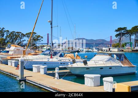 Reihe von Booten an Docks außerhalb der Golden Gate Bridge in San Francisco, Kalifornien Stockfoto