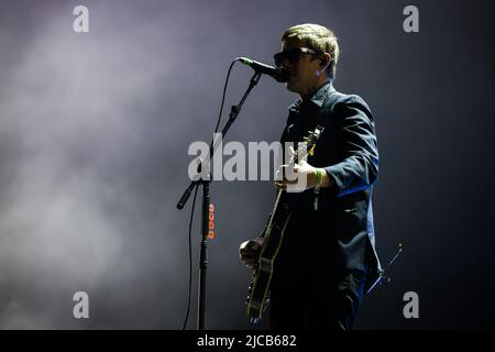 Porto, Portugal. 11.. Juni 2022. Paul Banks von der amerikanischen Rockband Interpol tritt während des NOS Primavera Sound 2022 in Porto auf der NOS-Bühne auf. Kredit: SOPA Images Limited/Alamy Live Nachrichten Stockfoto