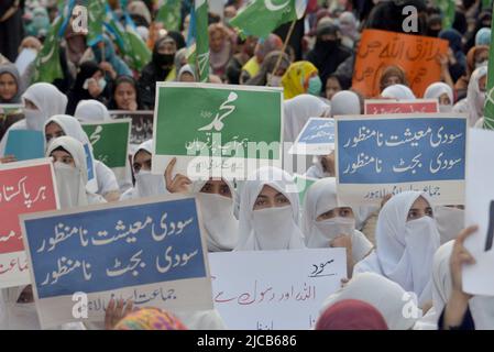 Lahore, Punjab, Pakistan. 11.. Juni 2022. Senator Siraj ul Haq, Leiter der pakistanischen Religionsgruppe Jamaat-e-Islami, sprach während der Demonstration an Unterstützer, um abfällige Verweise auf den Islam und den Propheten Muhammad zu verurteilen, die vor kurzem von Nupur Sharma, einem Sprecher des regierenden indischen Hindu-Nationalistenbharatiya Janata Partys (BJP) in Lahore, gemacht wurden. (Bild: © Rana Sajid Hussain/Pacific Press via ZUMA Press Wire) Stockfoto